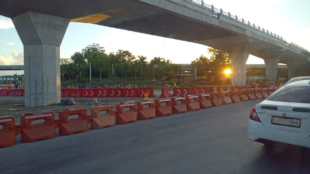 Continúan algunos cierres viales en Cancún.