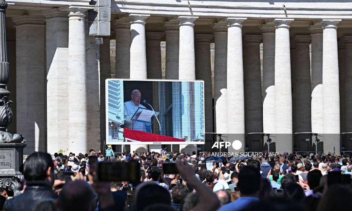 El papa ora por rehenes israelíes.