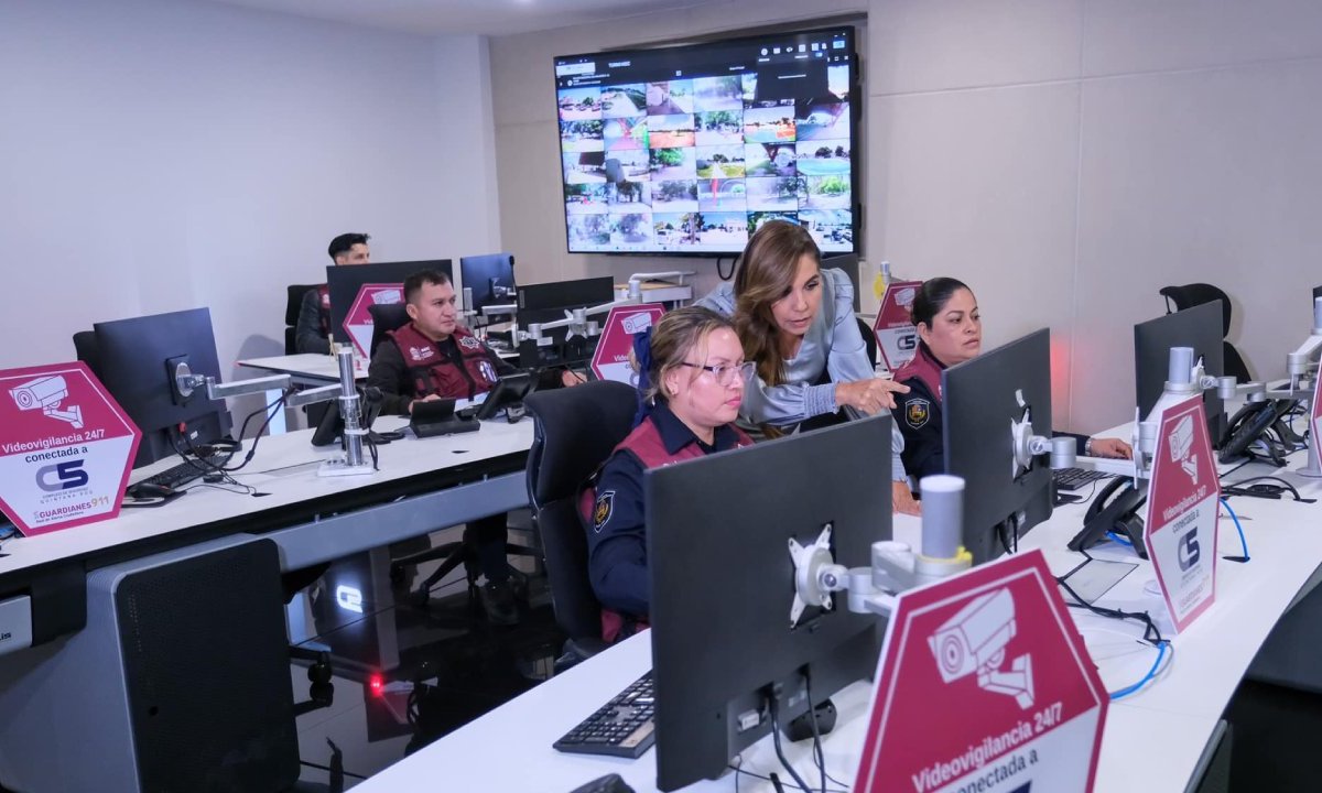 La gobernadora Mara Lezama Espinosa, en el C5 Quintana Roo.