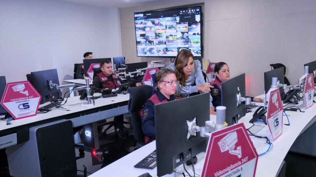 La gobernadora Mara Lezama Espinosa, en el C5 Quintana Roo.