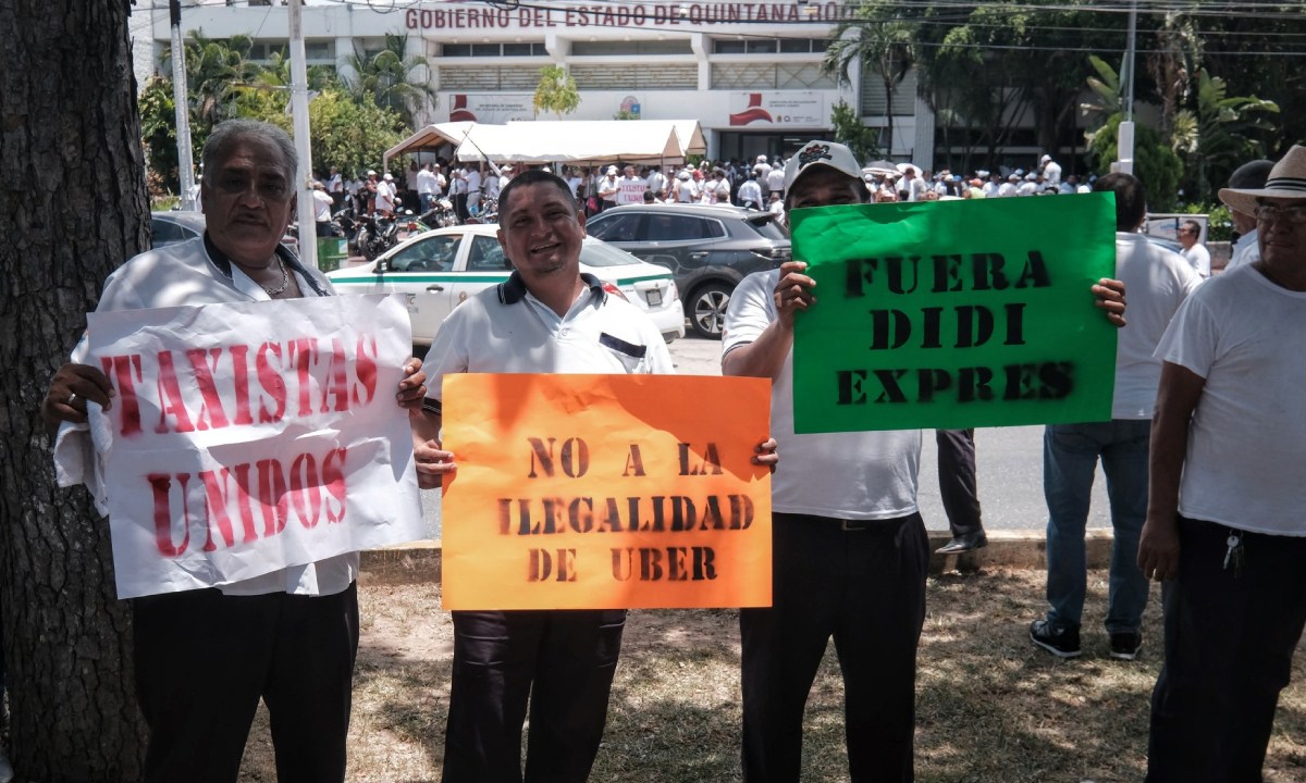 Manifestación de taxistas contra Uber, en Cancún.