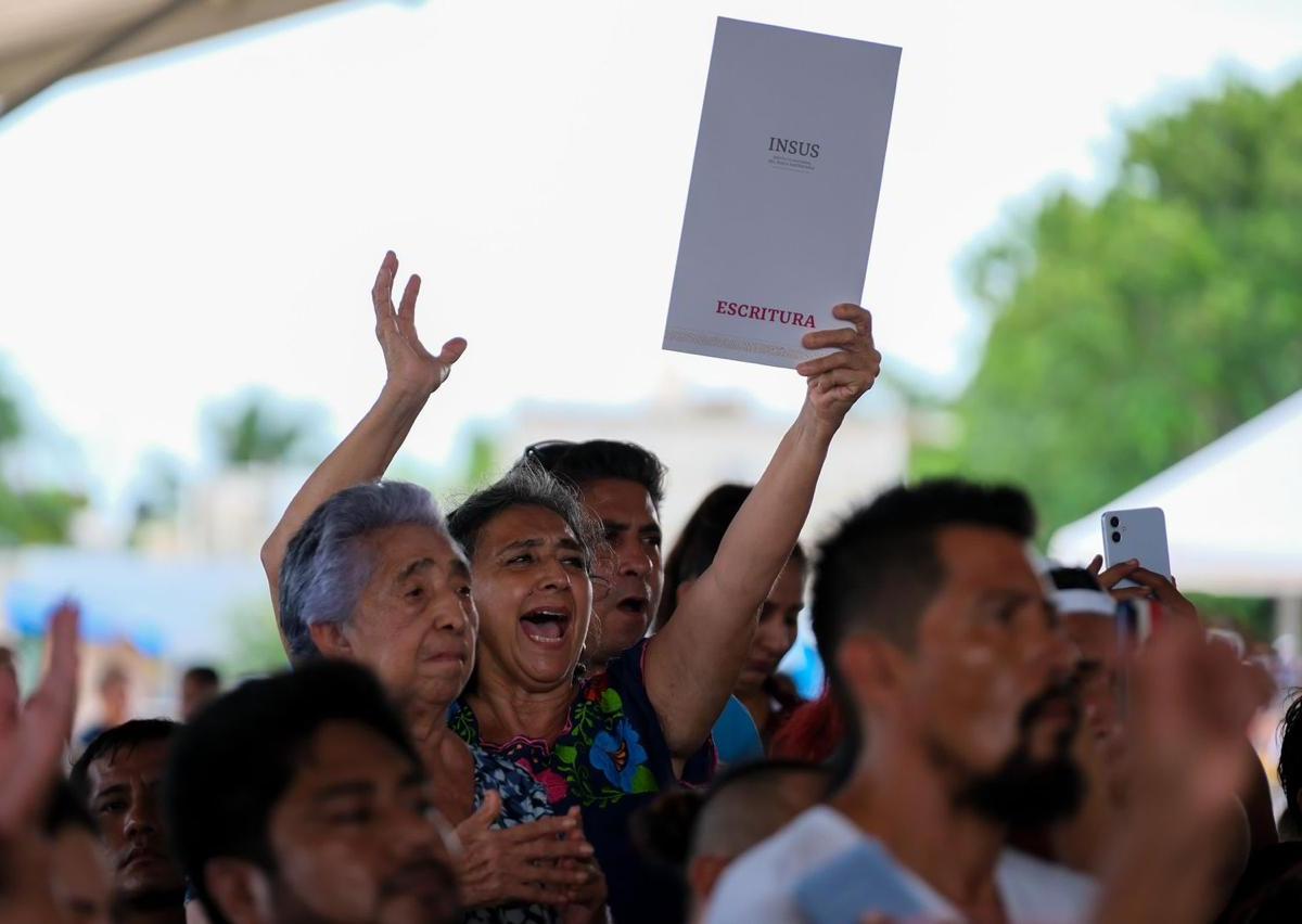 Mujer de Solidaridad recibe su título de propiedad.