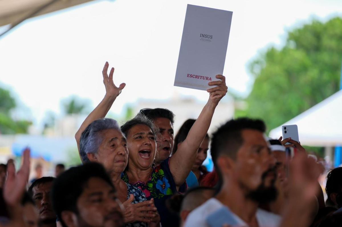 Mujer de Solidaridad recibe su título de propiedad.