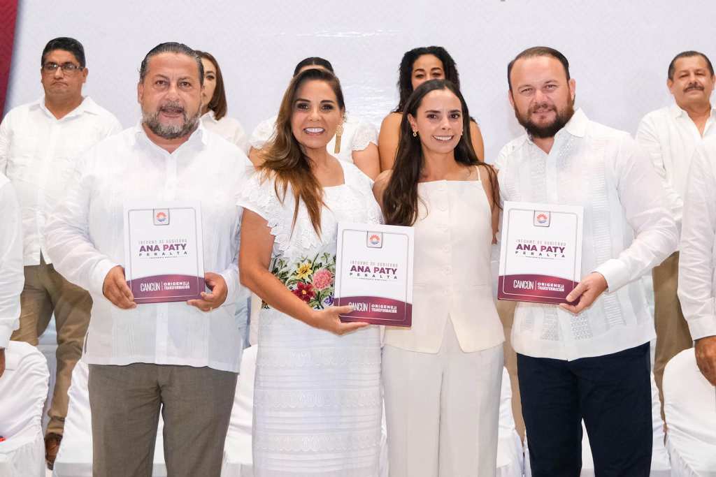 La alcaldesa de Benito Juárez, Ana Paty Peralta de la Peña, con los representantes de los tres poderes en Quintana Roo.