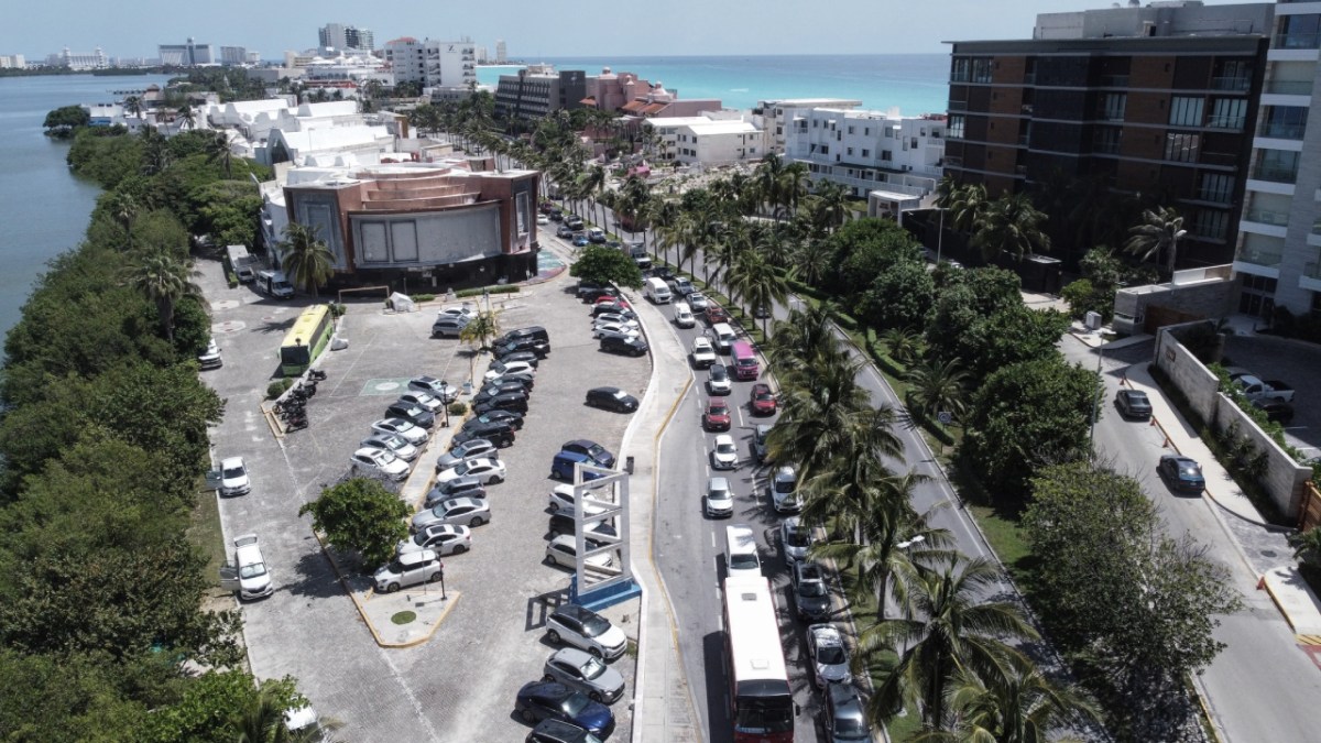 En Cancún continúan algunos cierres viales.