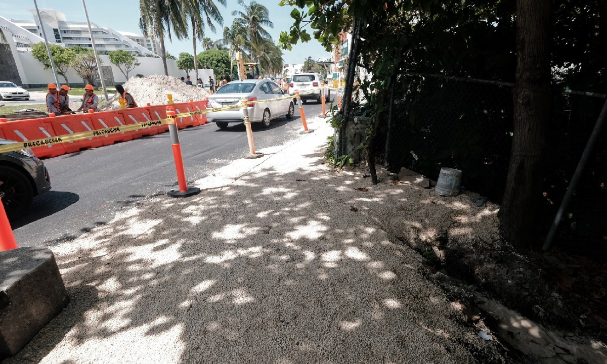 Continúan algunos cierres viales en Cancún.