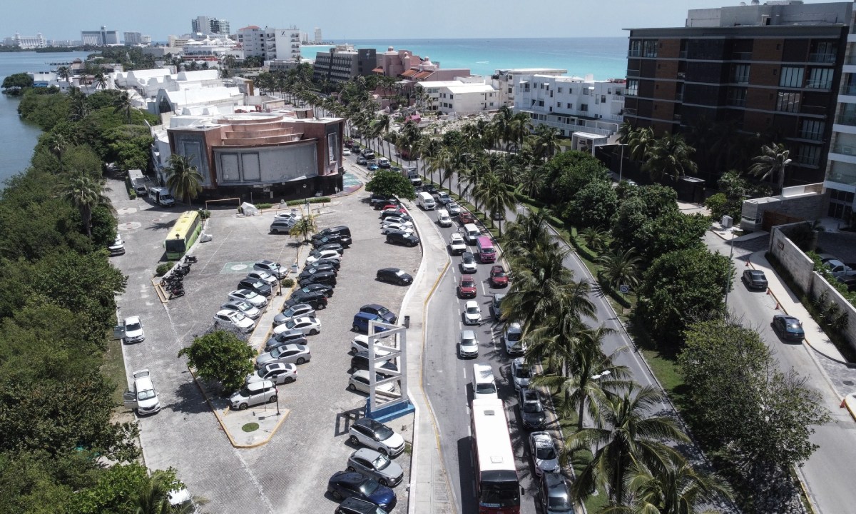 Continúan los cierres viales en Cancún.