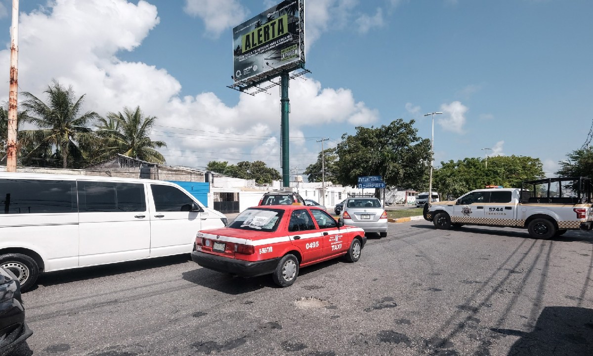 Continúan algunos cierres viales en Cancún.