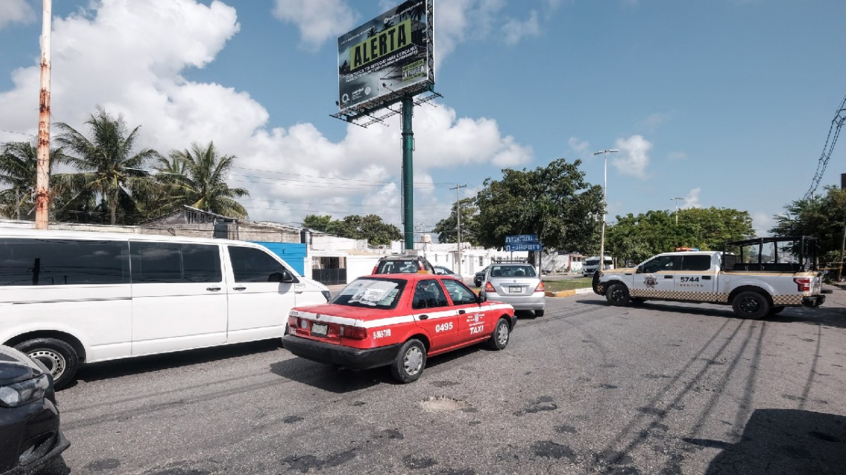 Continúan algunos cierres viales en Cancún.