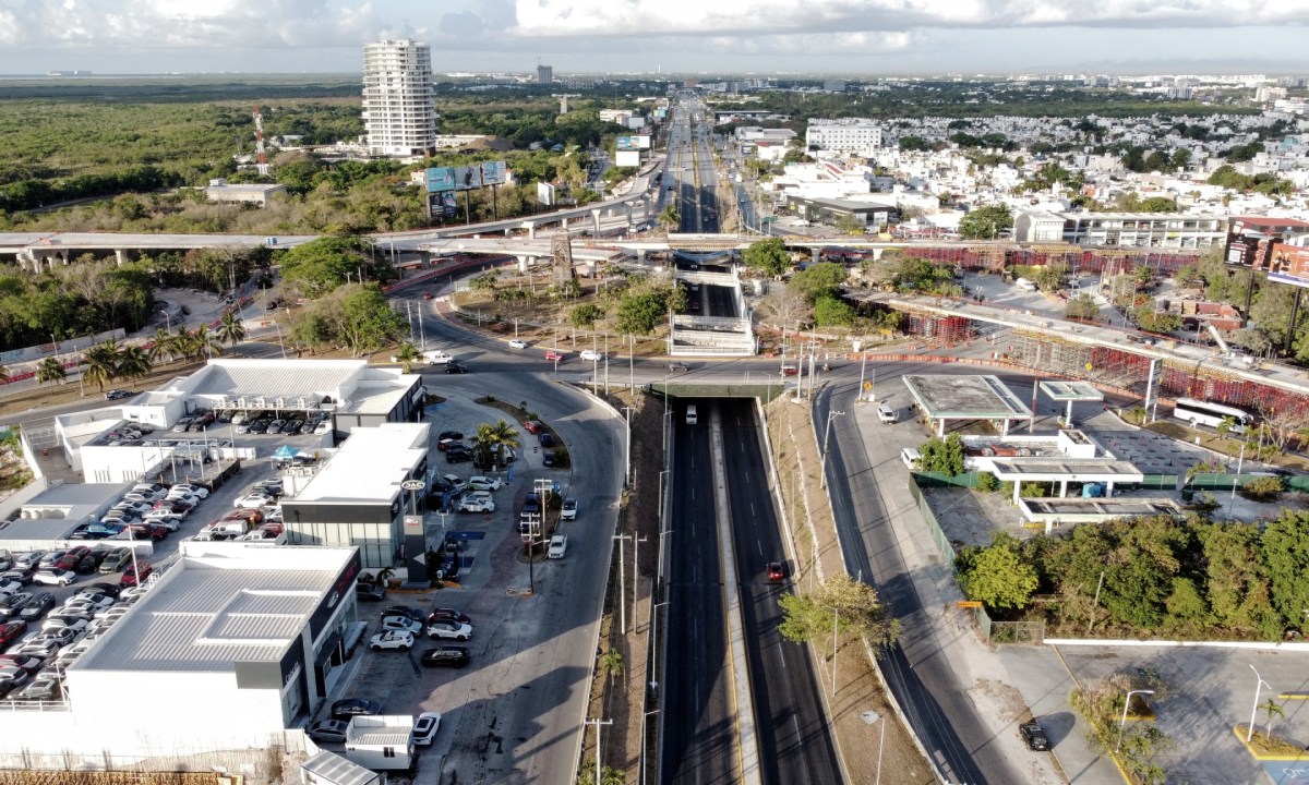 Cierres viales en Cancún por diversas obras.