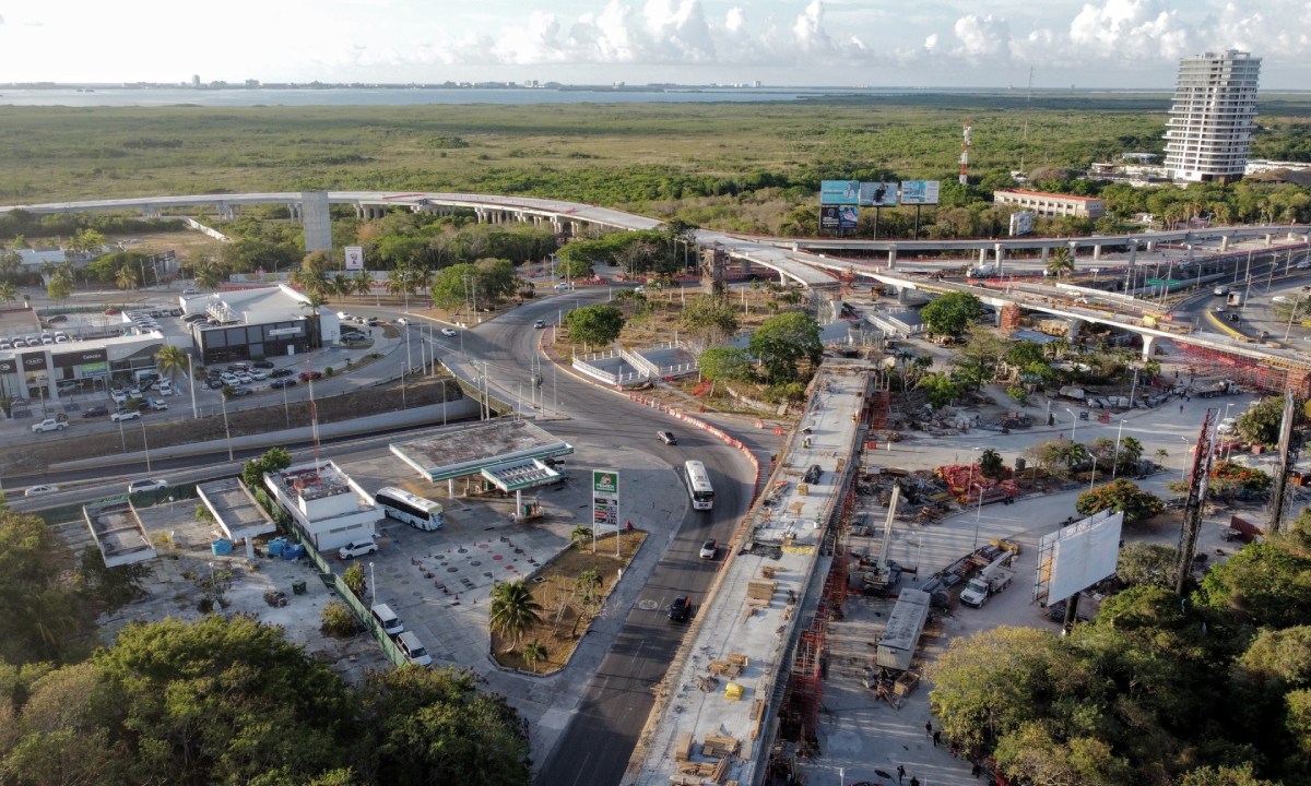 Continúan los cierres viales en Cancún.