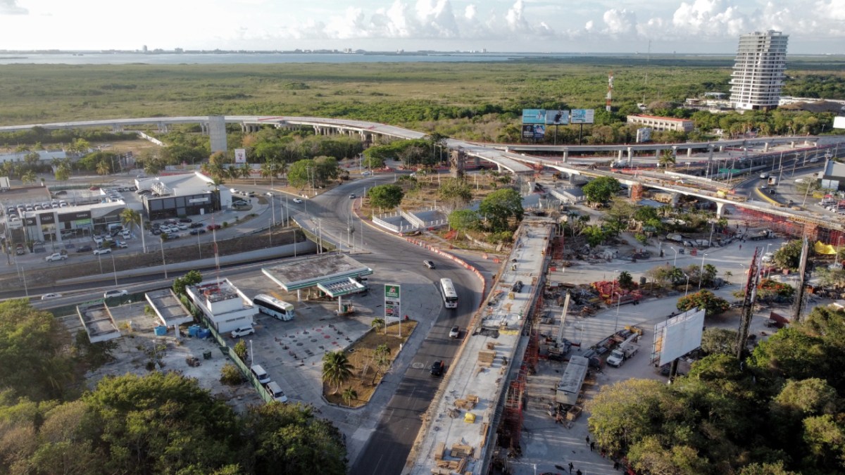 Continúan los cierres viales en Cancún.