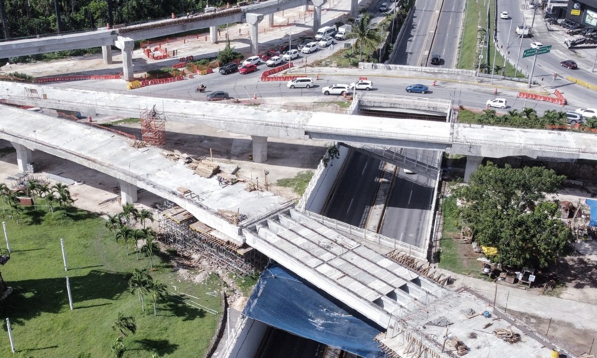 Continúan algunos cierres viales en Cancún.