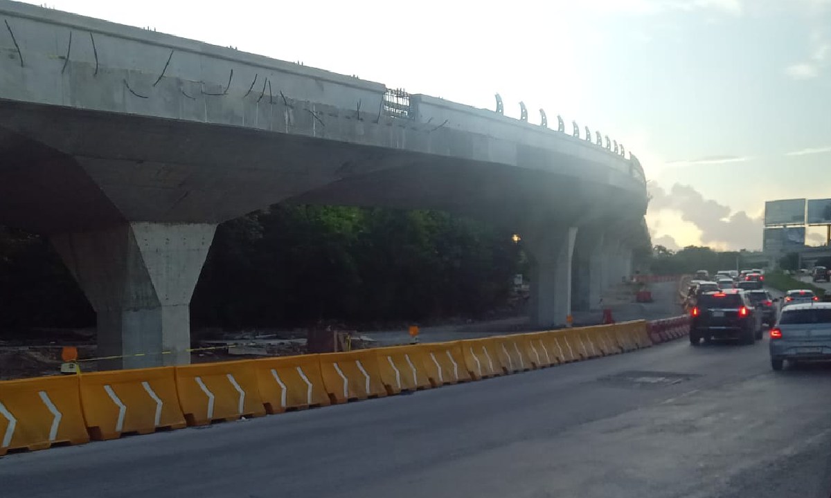 Mucho tráfico en algunas calles de Cancún.