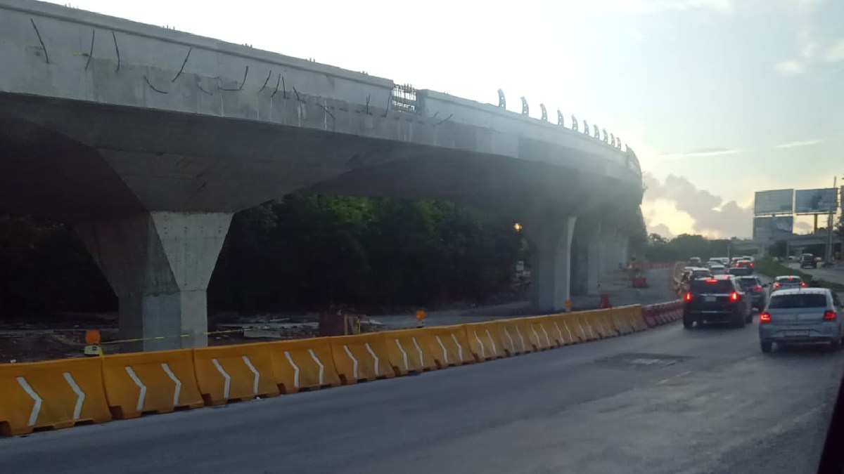 Mucho tráfico en algunas calles de Cancún.