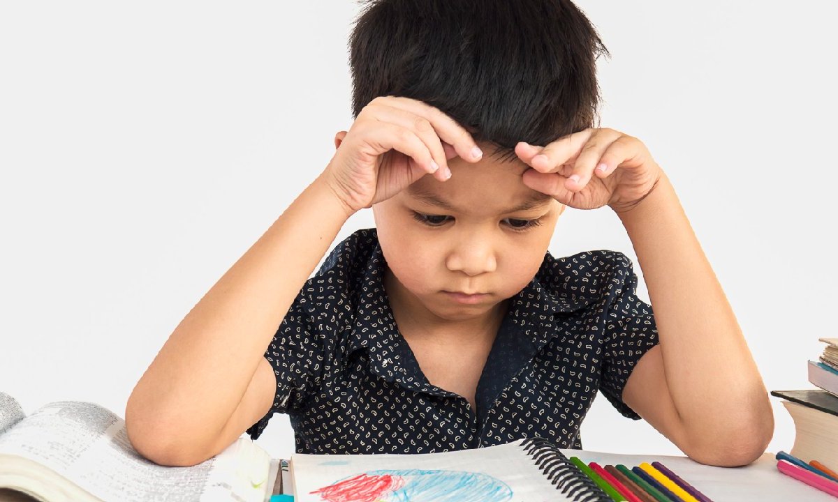 Niño con problemas para aprender.