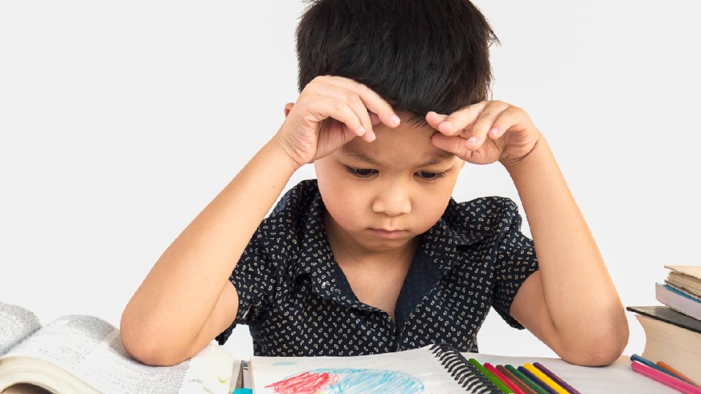 Niño con problemas para aprender.