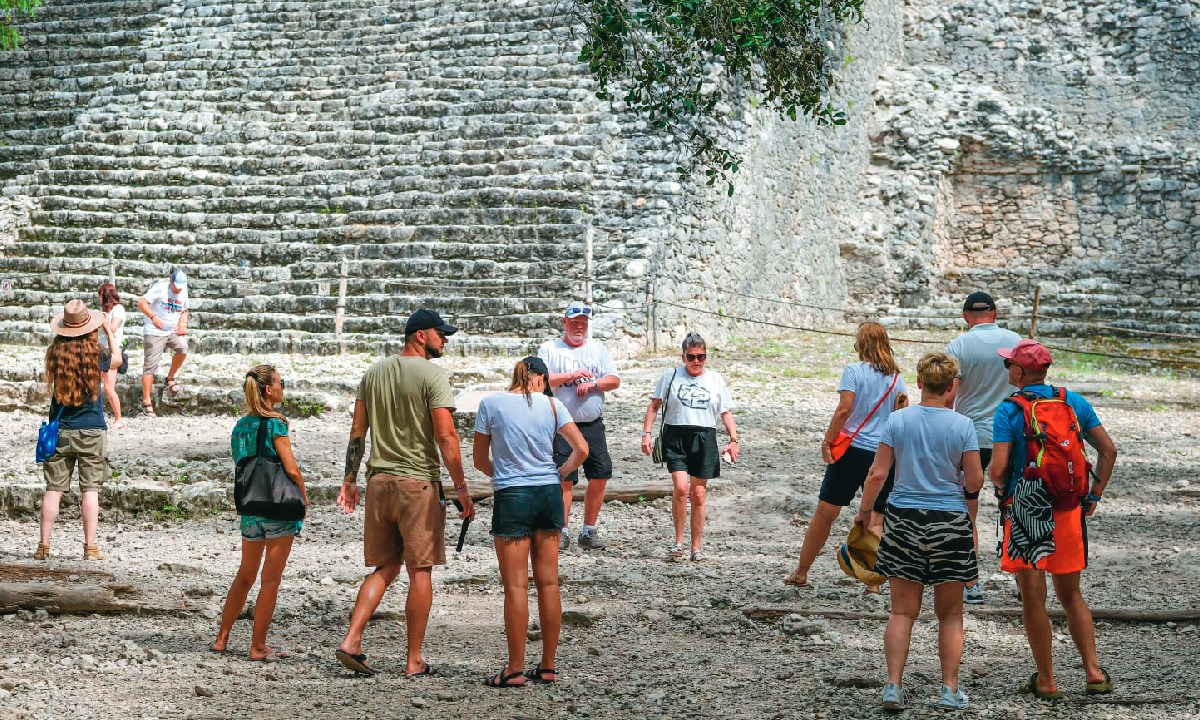 Turistas en una zona arqueológica.