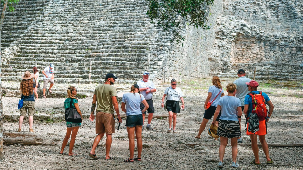 Turistas en una zona arqueológica.