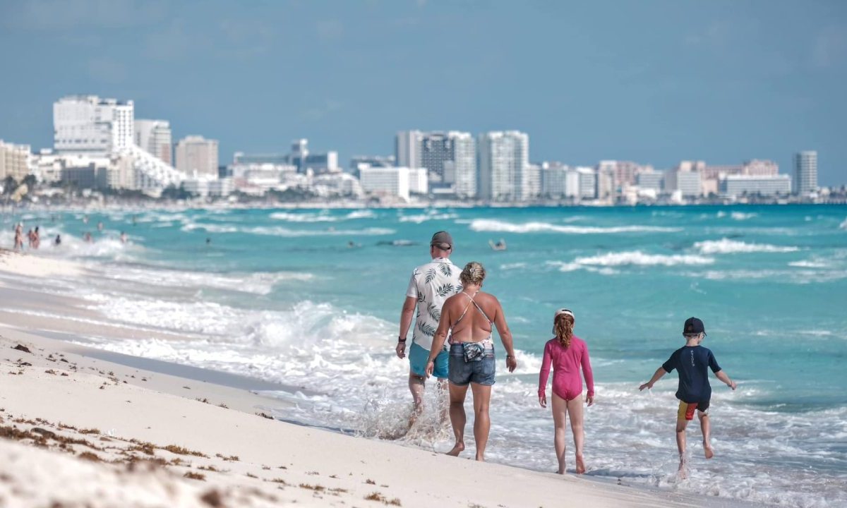 Turistas en una playa de Cancún.