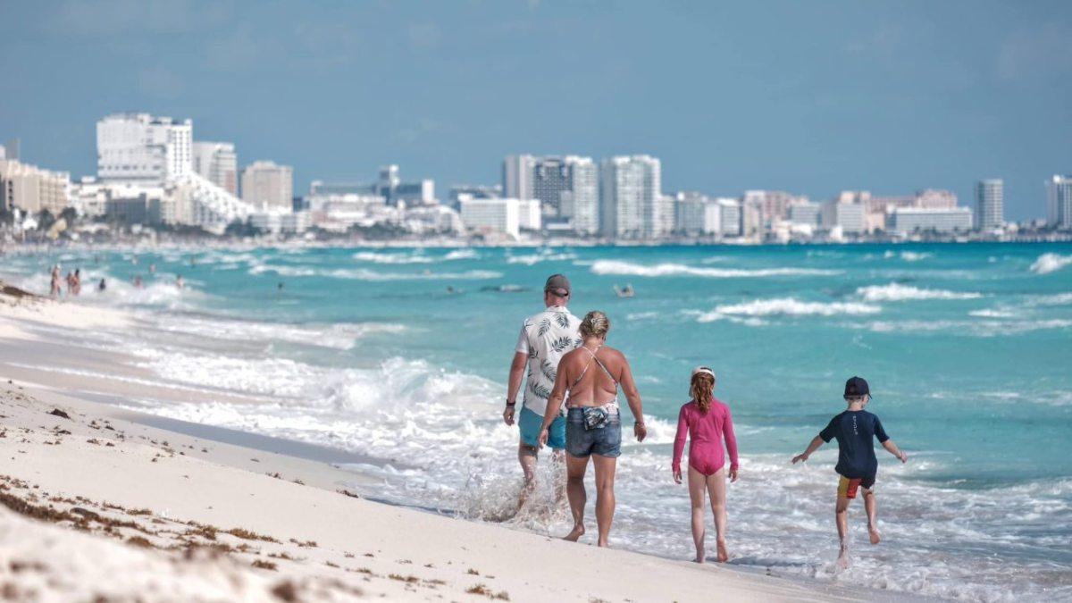 Turistas en una playa de Cancún.