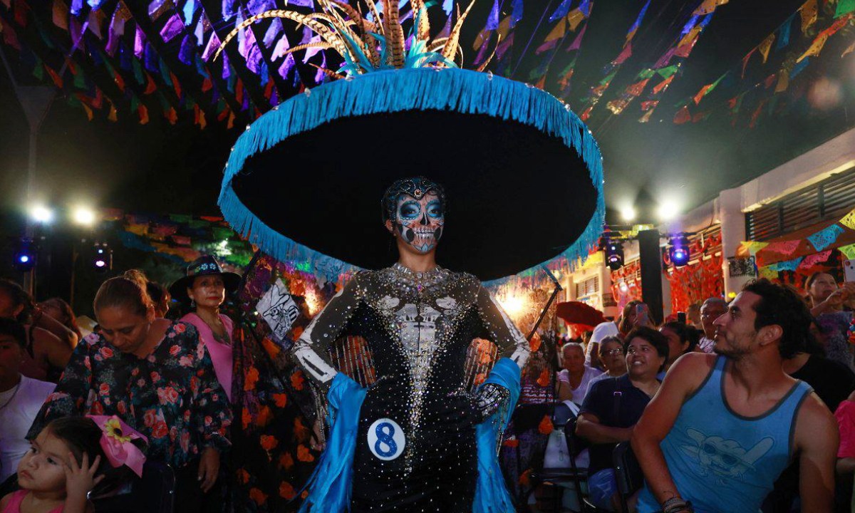 Una catrina entre la muchedumbre de Cancún.