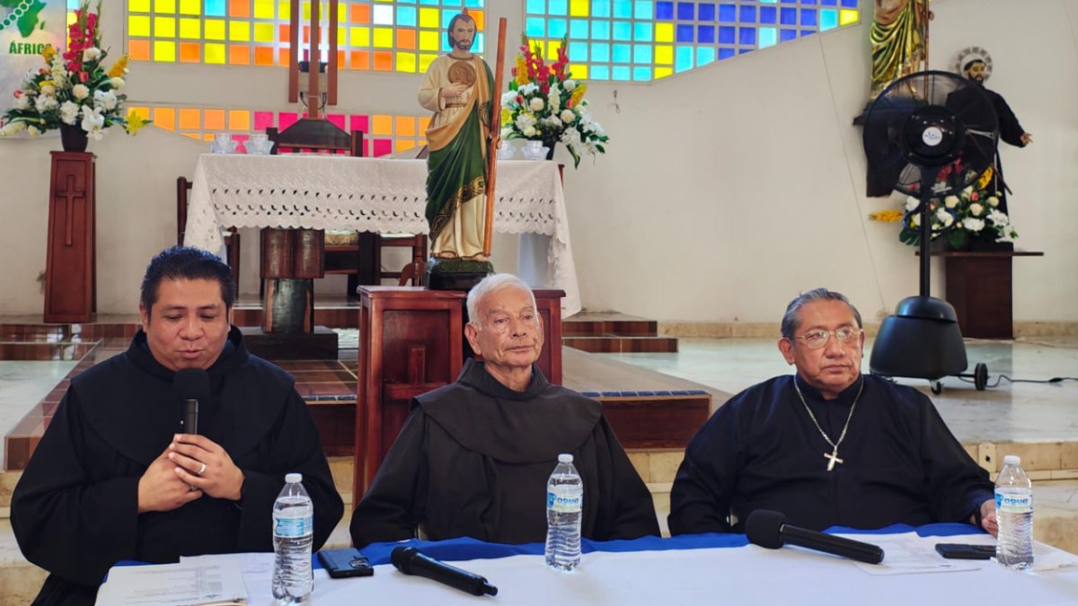 Conferencia de prensa de sacerdotes en Chetumal.