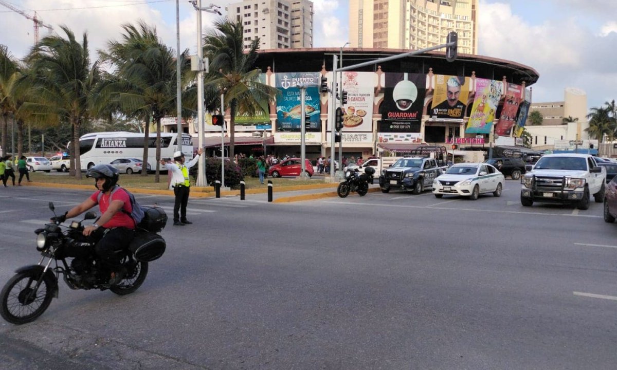 Cierre vial en una avenida de Cancún.