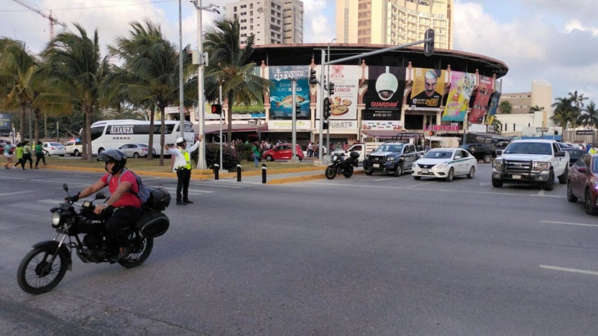 Cierre vial en una avenida de Cancún.