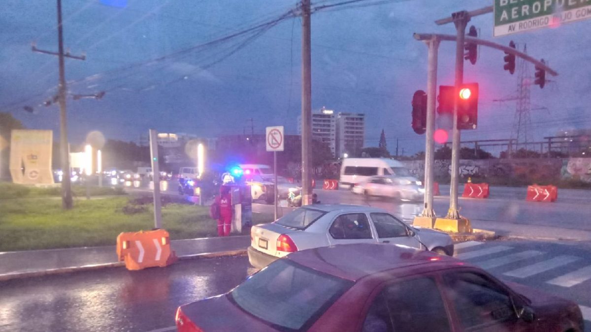 Continúan algunos cierres viales en Cancún.