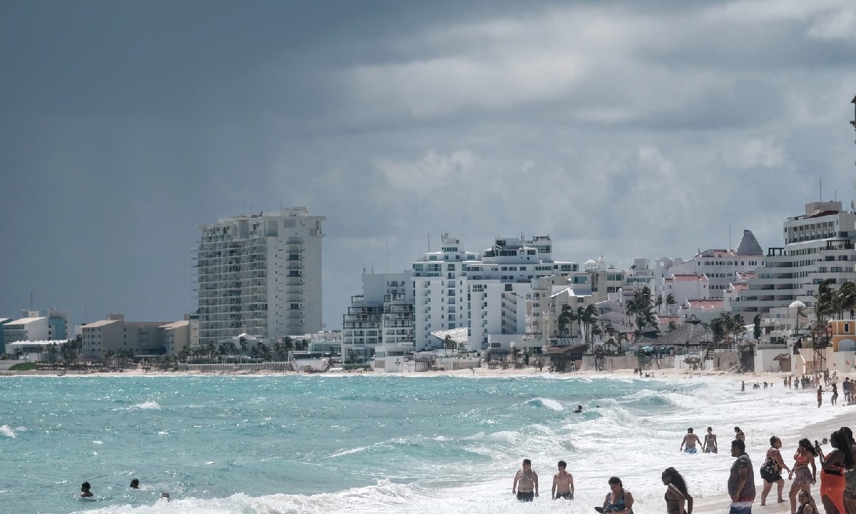 Clima para hoy será lluvioso con calor.