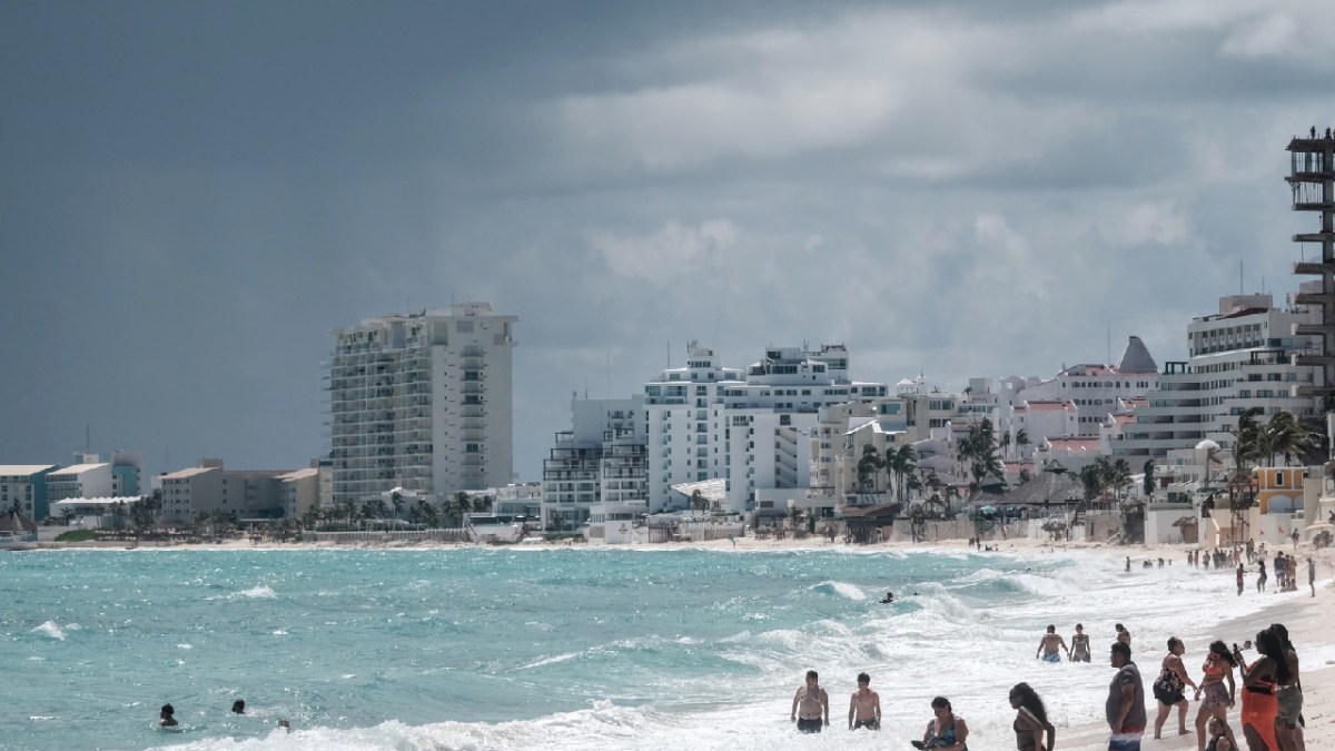 Clima para hoy será lluvioso con calor.