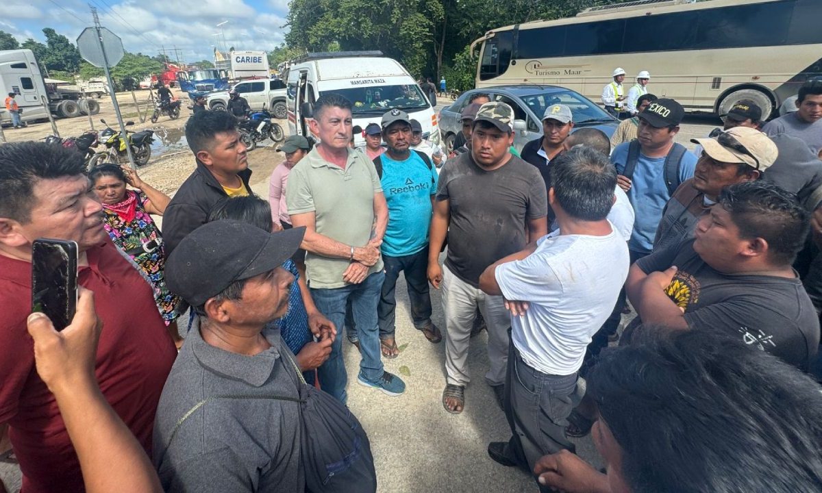 Dialogan manifestantes y autoridades en carretera de Bacalar.