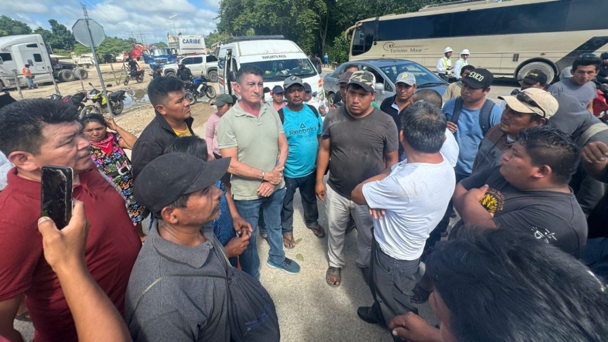 Dialogan manifestantes y autoridades en carretera de Bacalar.