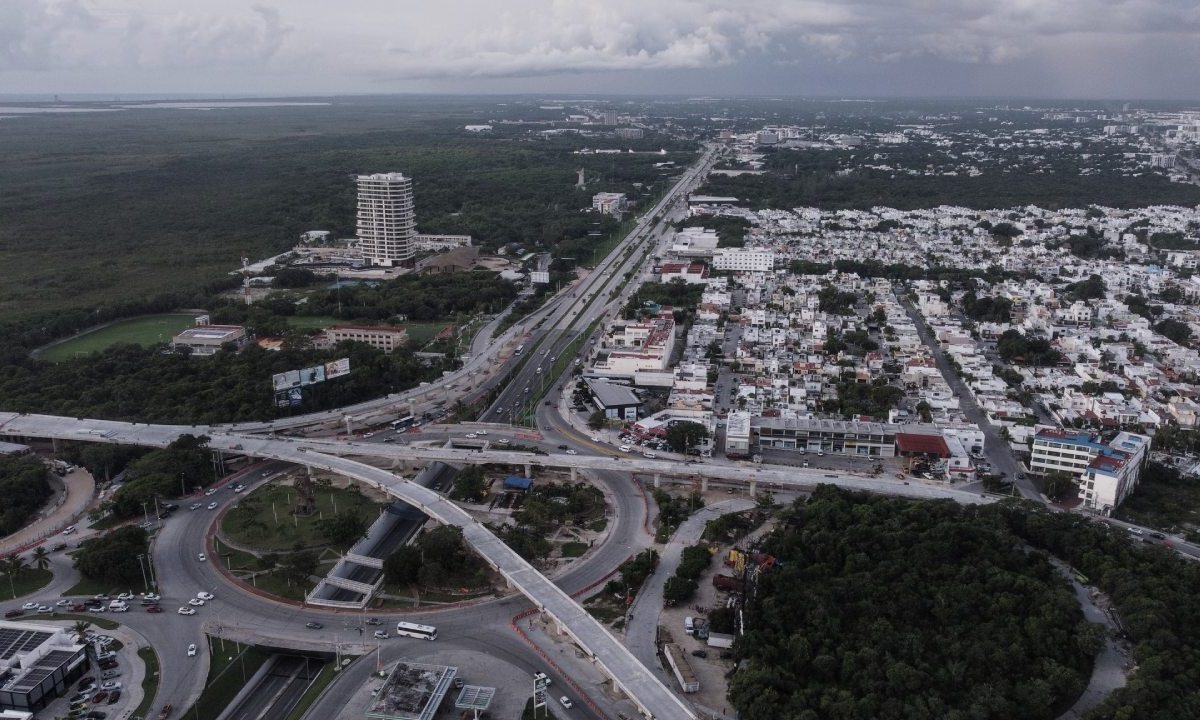 En Cancún aún hay diversos cierres viales.