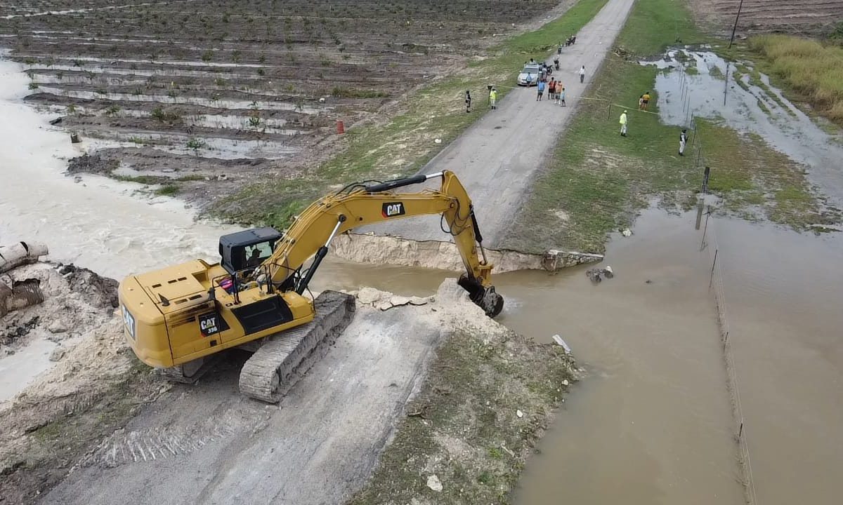 Continúan los trabajos en la carretera a Morocoy.