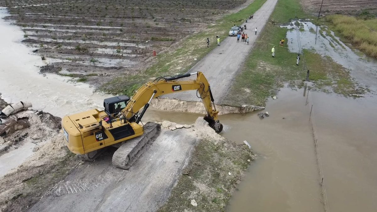 Continúan los trabajos en la carretera a Morocoy.