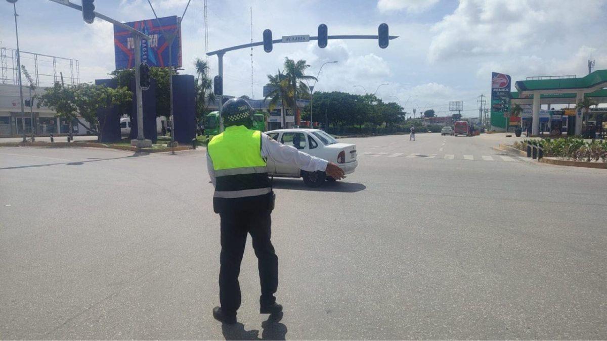 En Cancún aún hay cierres viales.