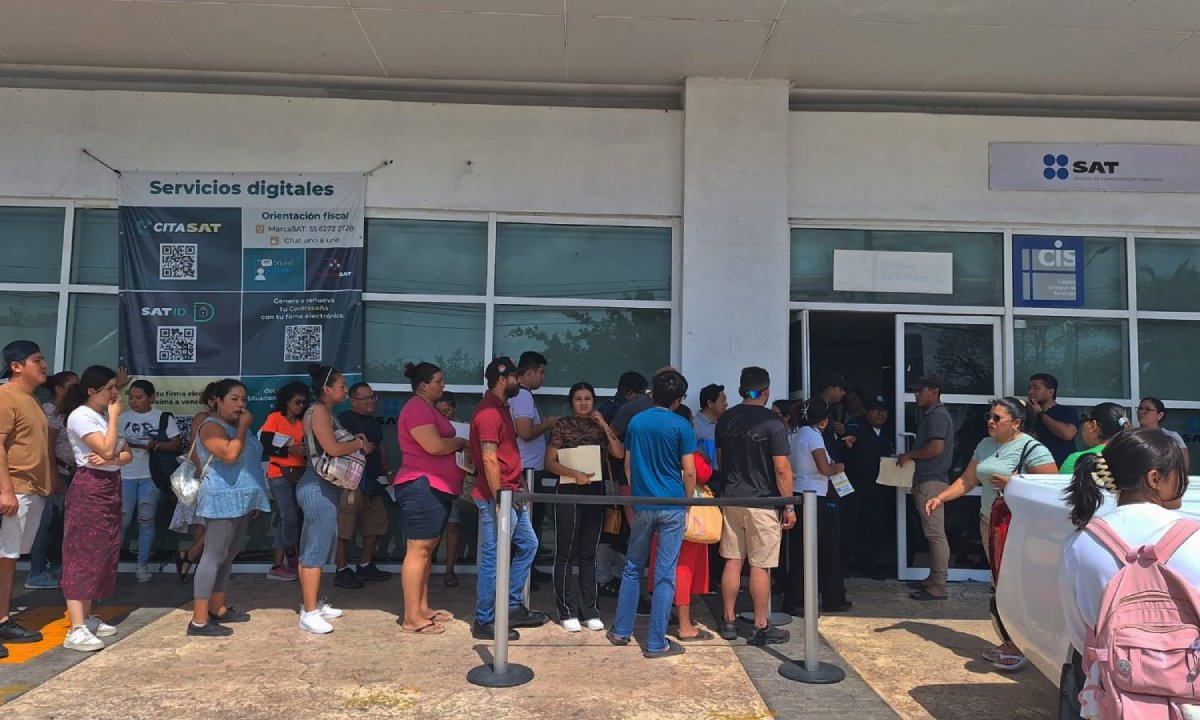 Fila de personas en el SAT.