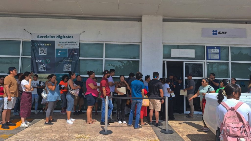 Fila de personas en el SAT.