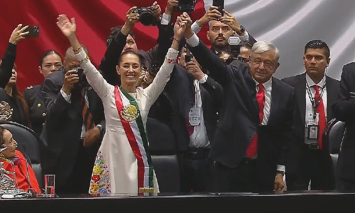 Claudia Sheinbaum Pardo celebra junto a su predecesor, Andrés Manuel López Obrador, tras protestar como la primera Presidenta de México.