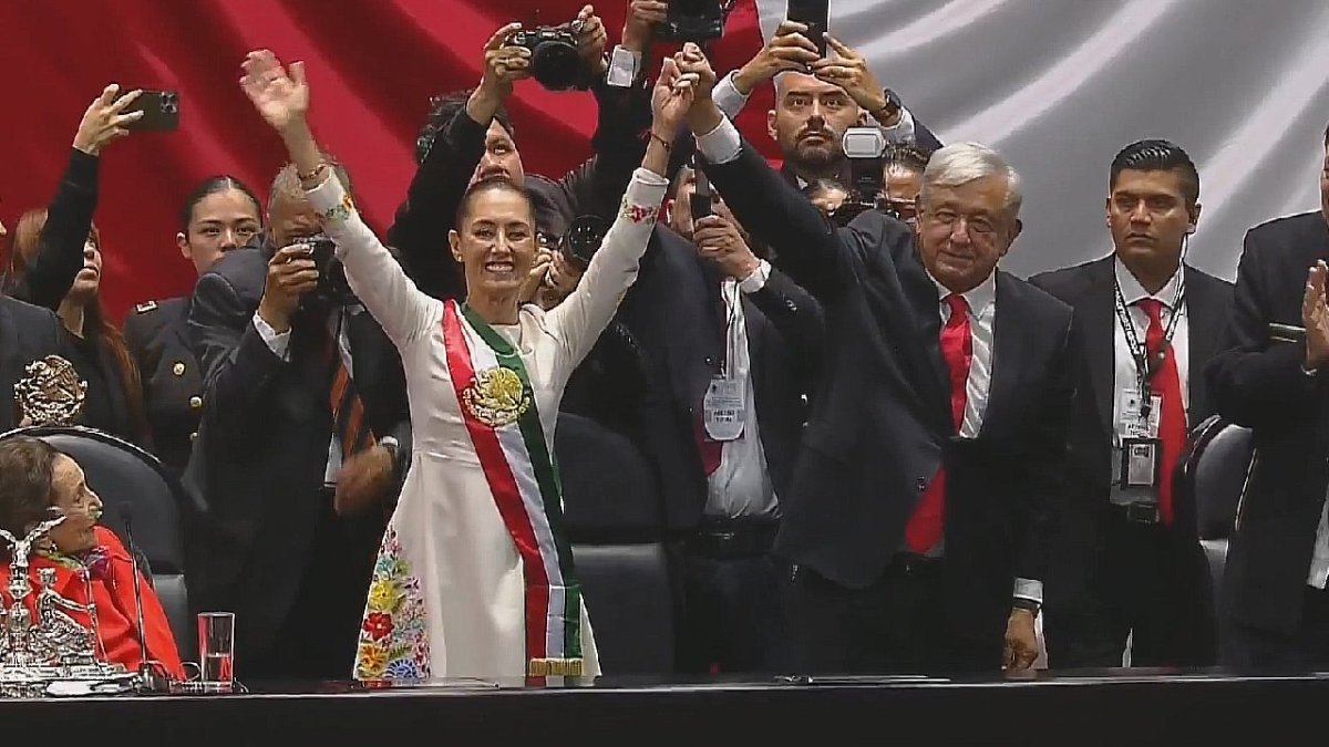 Claudia Sheinbaum Pardo celebra junto a su predecesor, Andrés Manuel López Obrador, tras protestar como la primera Presidenta de México.