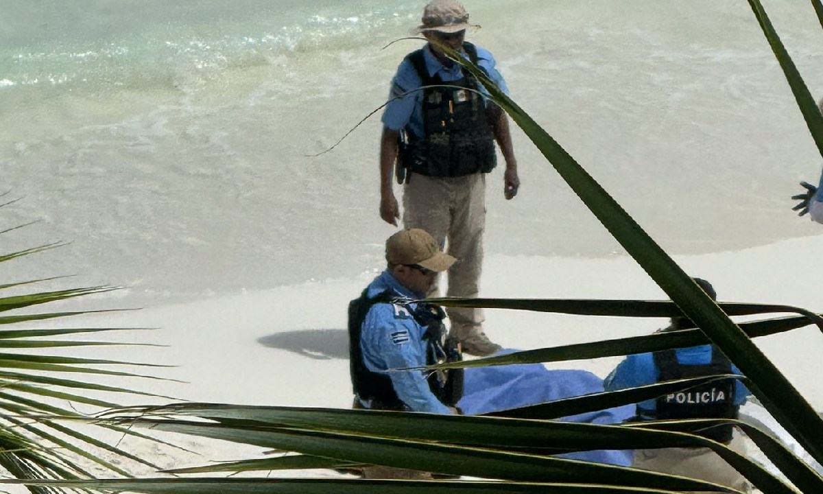 Un cuerpo cubierto en una playa de Cancún.