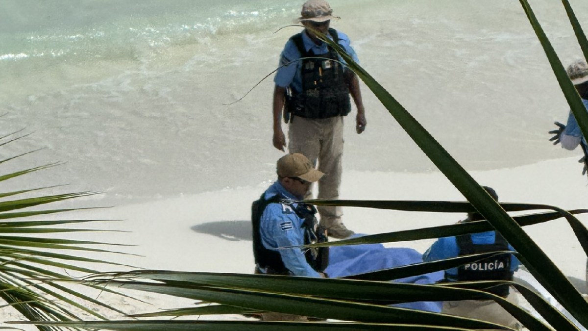 Un cuerpo cubierto en una playa de Cancún.