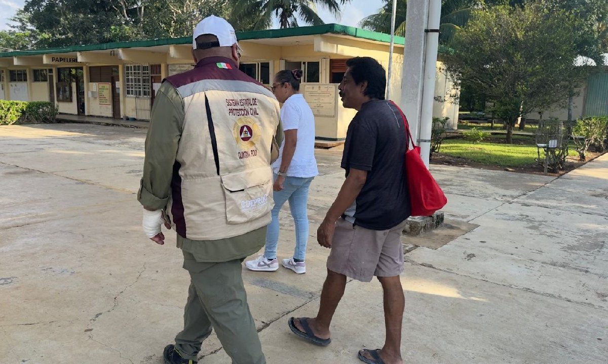 Una persona acude a un refugio temporal en Quintana Roo.