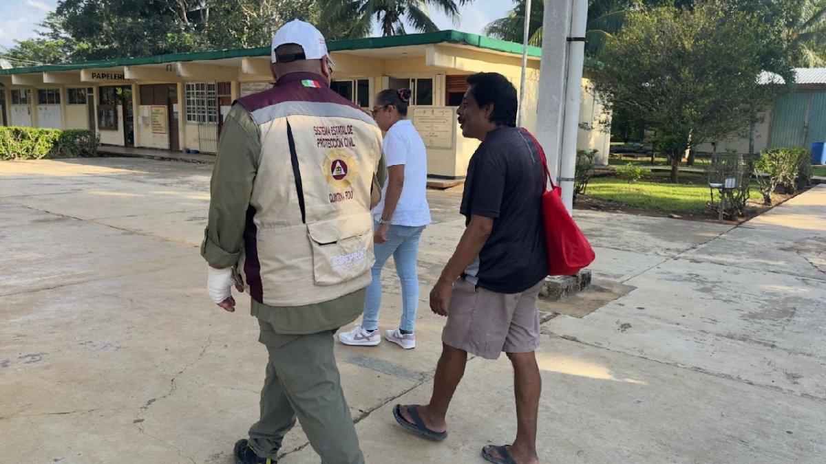 Una persona acude a un refugio temporal en Quintana Roo.