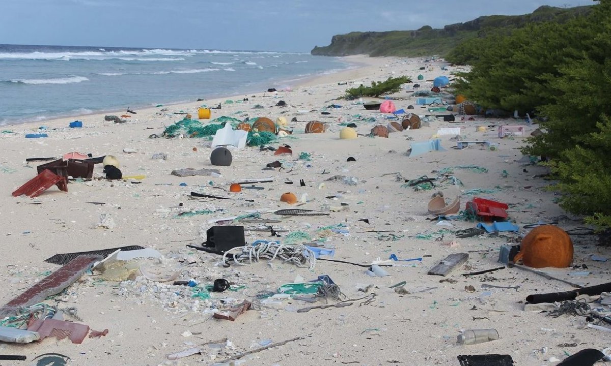 Restos de plásticos de un sólo uso en la costa.