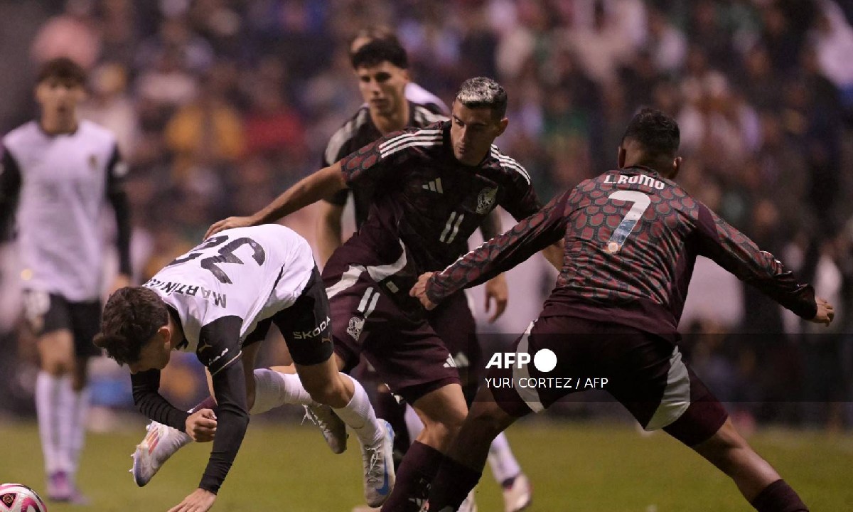 México vence a EE.UU, en un partido de fútbol.