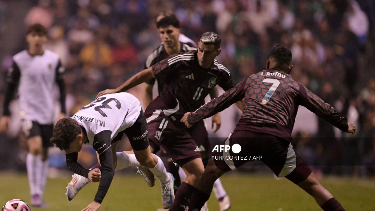 México vence a EE.UU, en un partido de fútbol.