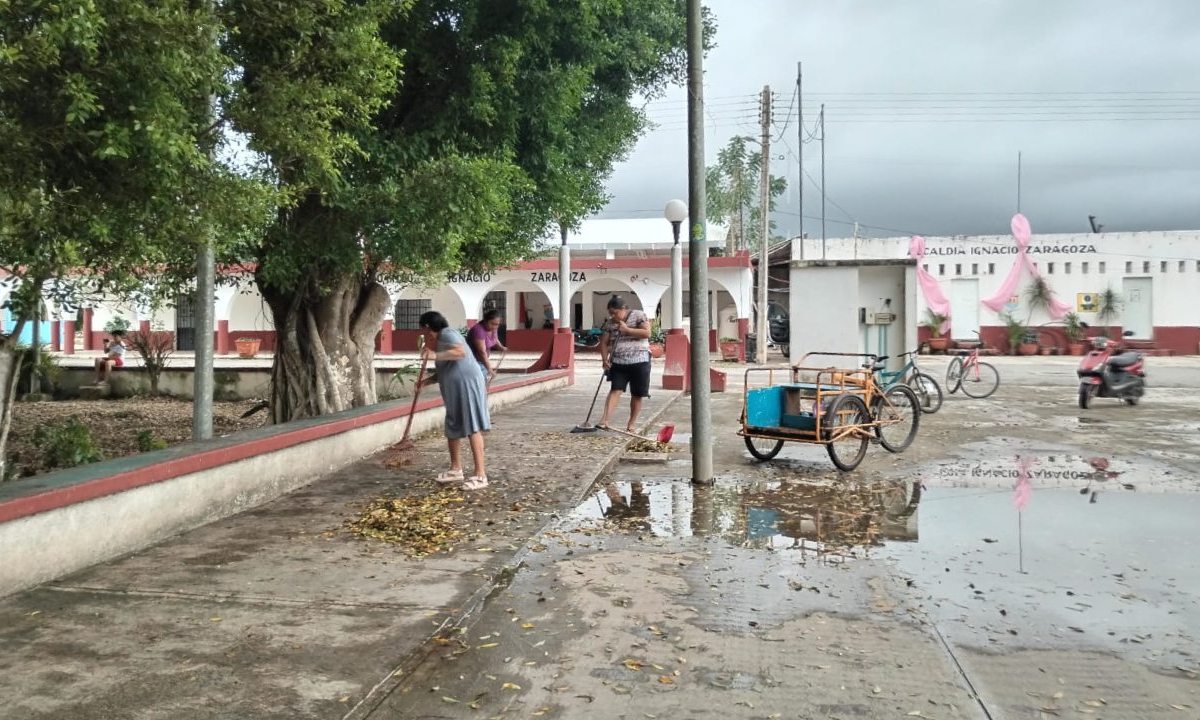 Mujeres limpian la comunidad de Ignacio Zaragoza.